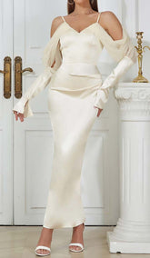SEIDEN-MIDIKLEID MIT KALTEN SCHULTERN IN APRICOT